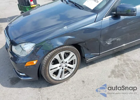 2013 Mercedes-Benz C 300 Luxury 4Matic/Sport 4Matic z USA, uszkodzony, nr VIN WDDGF8ABXDA837081